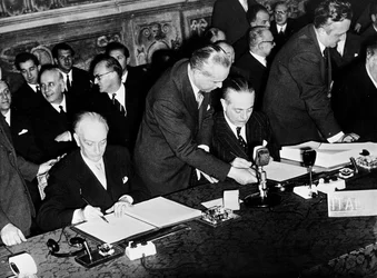 Antonio Segni en Gaetano Martino ondertekenen de Verdragen van Rome, waarmee de Europese Economische Gemeenschap wordt opgericht